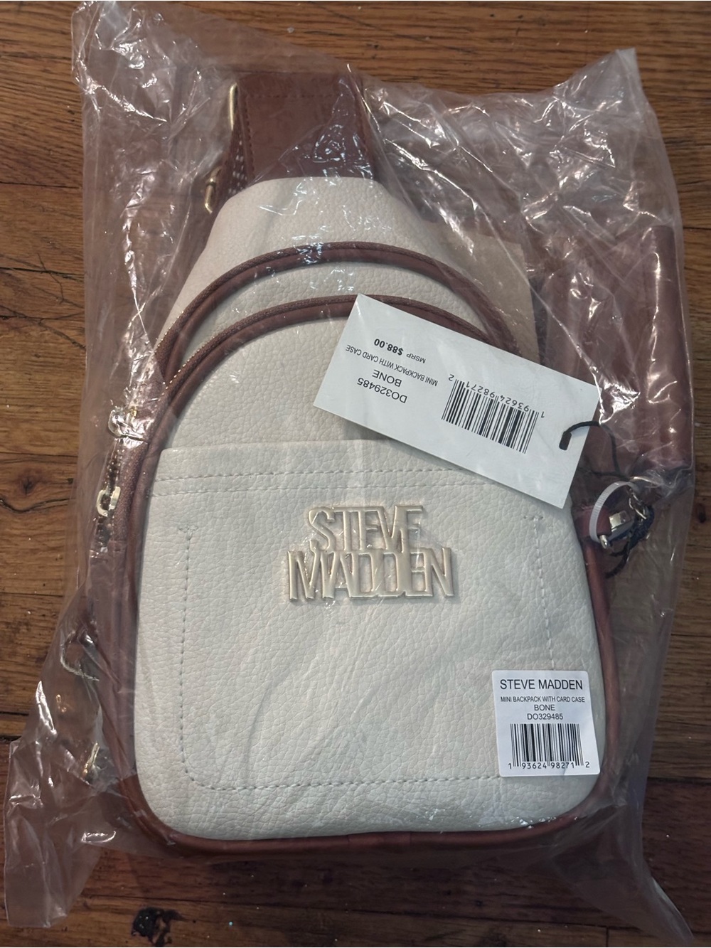 Steve Madden Bundle includes Cosmetic Bag and Mini Backpack with card holder - Picture 7 of 11